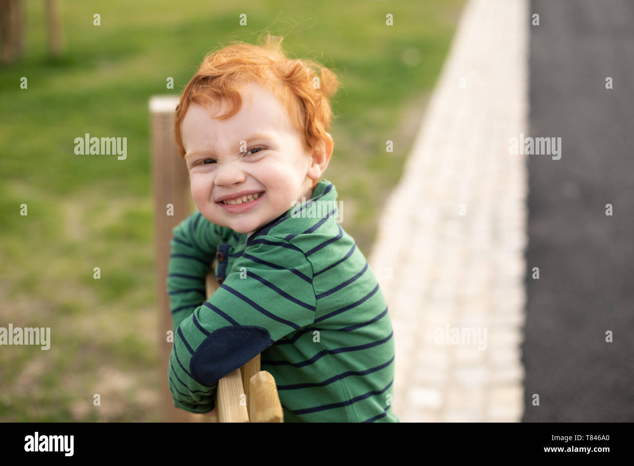 Porträt eines jungen im park Stockfoto