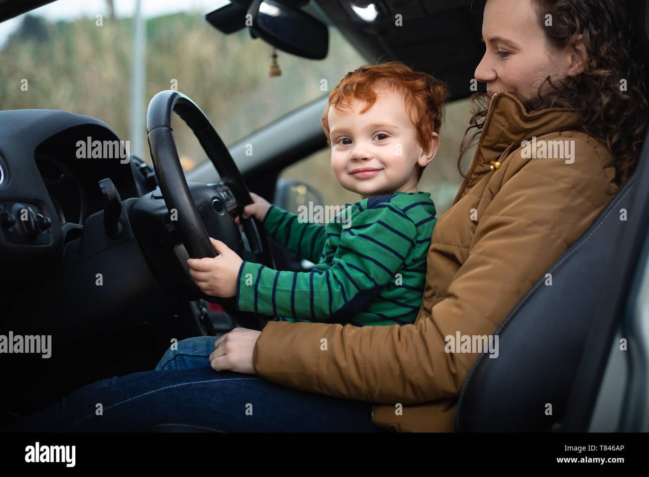 Mutter und Sohn am Lenkrad des Autos Stockfoto