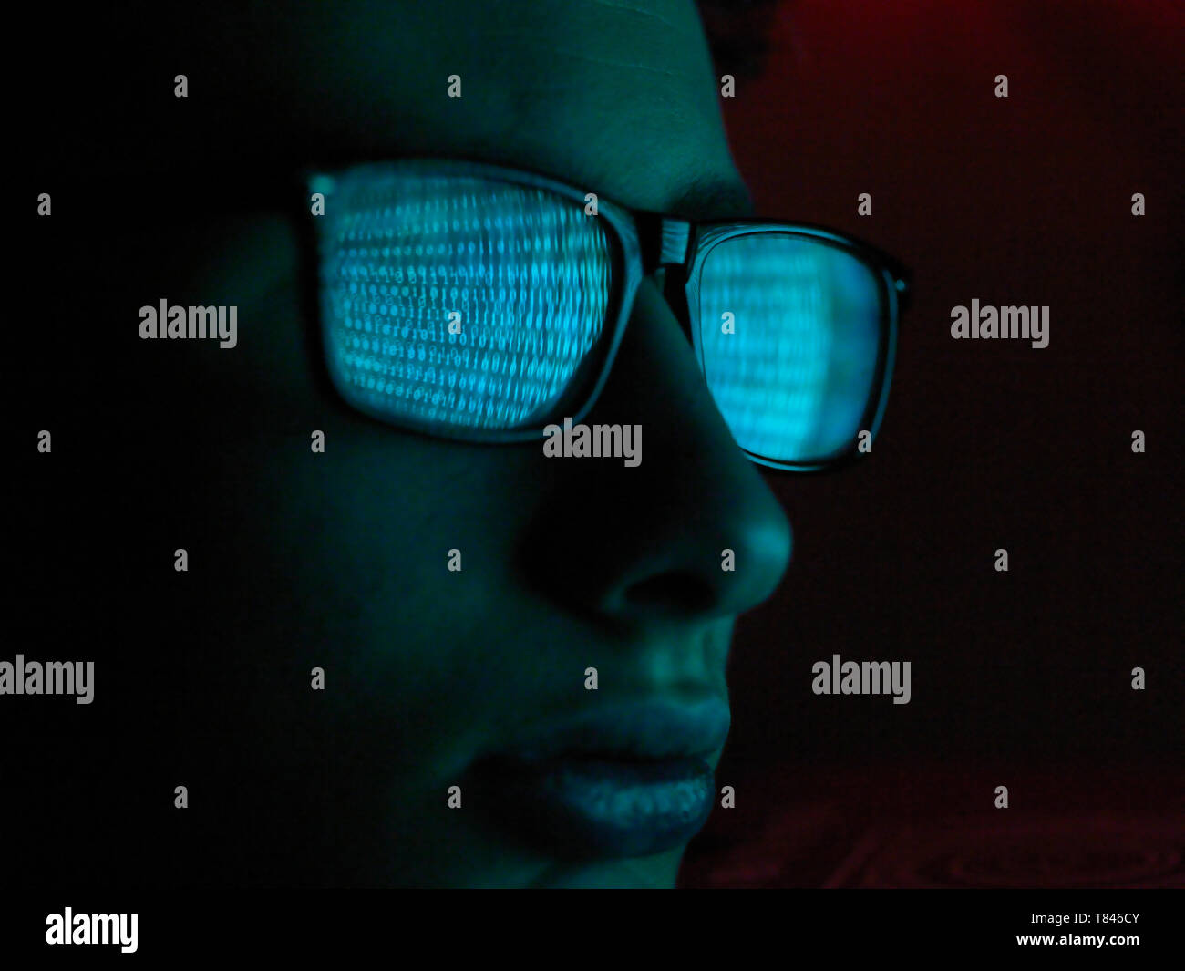 Cyberkriminalität, Reflexion in der Brille des Virus hacking einen Computer verwenden, die in der Nähe des Gesichts Stockfoto