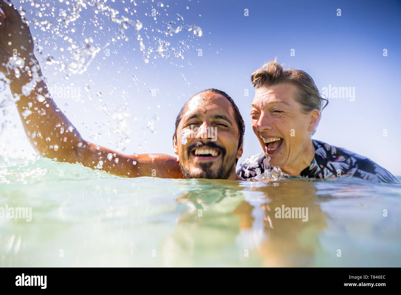 Paar Plantschen im Meer, Pagudpud, Ilocos Norte, Philippinen Stockfoto