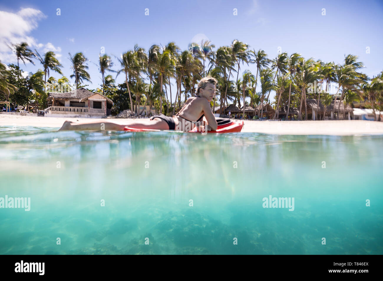 Surfer gleiten im Meer, Pagudpud, Ilocos Norte, Philippinen Stockfoto