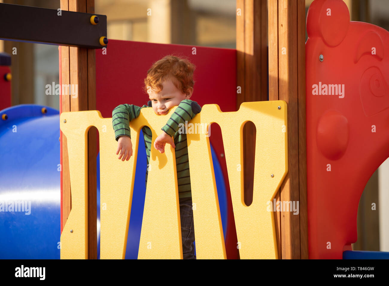 Junge Betrachtung in Spielplatz Stockfoto