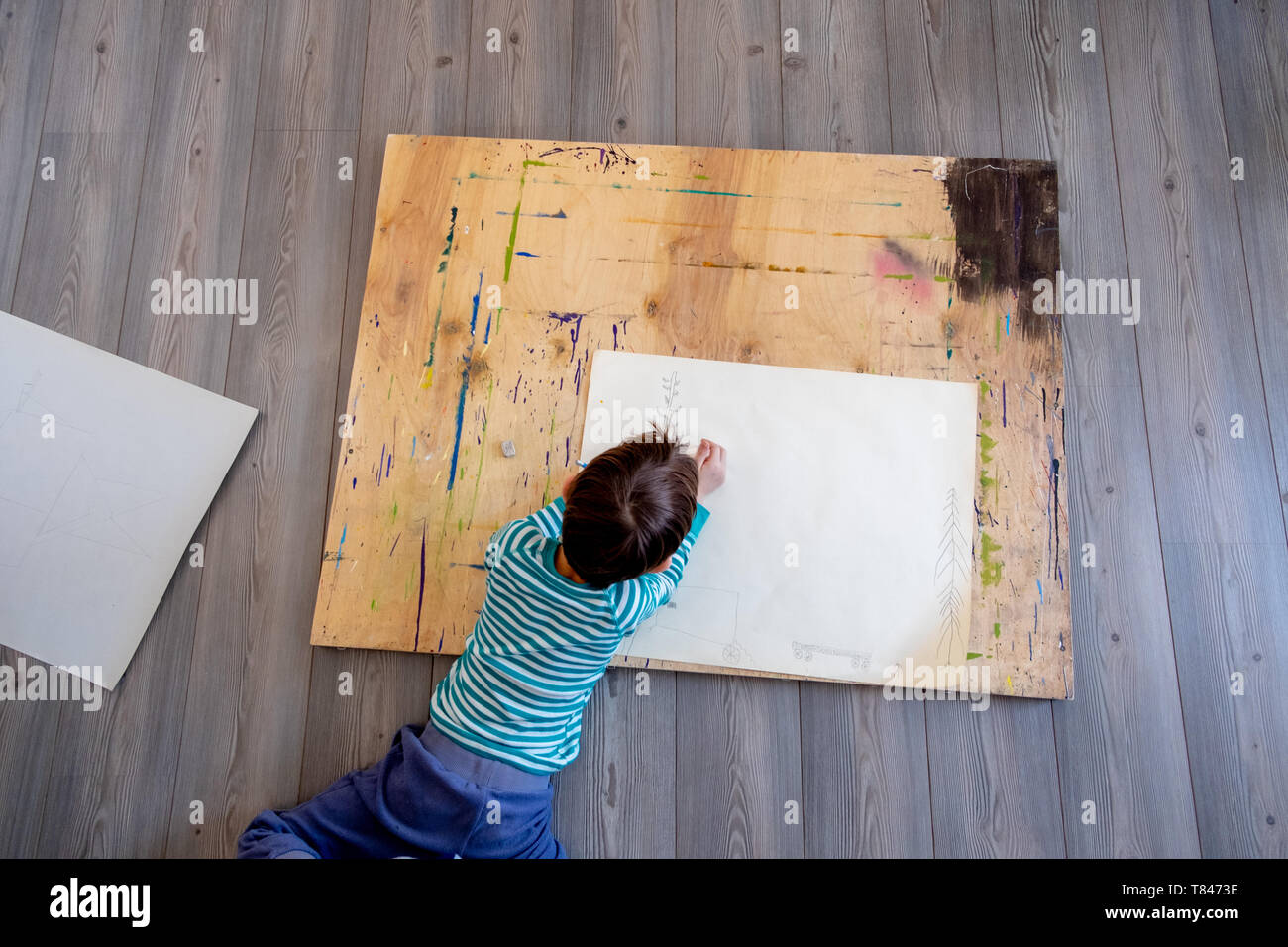Junge, Zeichnung auf Papier Stockfoto