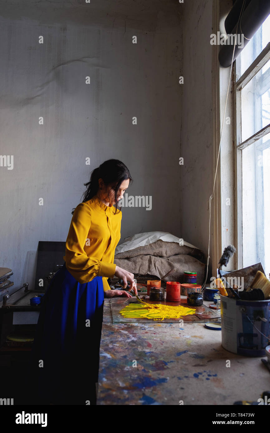 Frau Kunst mit Abstreifer Stockfoto