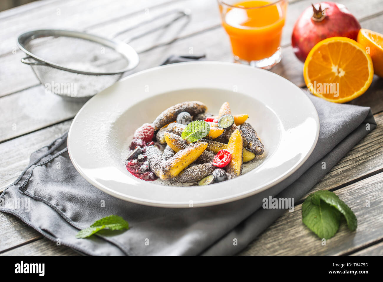 Kartoffelklöße sulance Gnocci mit gefrästen Mohn Pulver und Marmelade Zucker. Traditionelle slowakische tschechische und österreichische süße Speisen Stockfoto