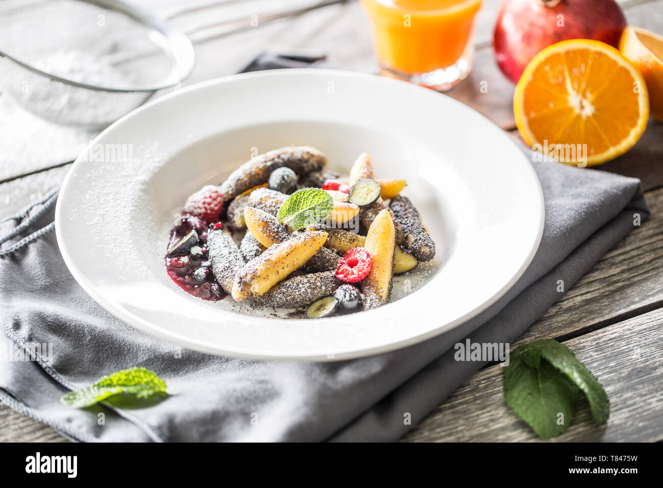 Kartoffelklöße sulance Gnocci mit gefrästen Mohn Pulver und Marmelade Zucker. Traditionelle slowakische tschechische und österreichische süße Speisen Stockfoto