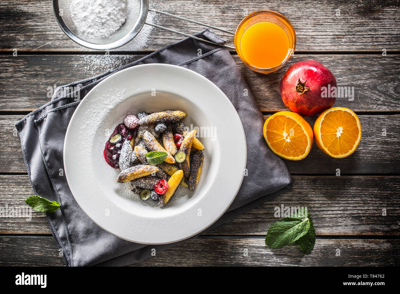 Kartoffelklöße sulance Gnocci mit gefrästen Mohn Pulver und Marmelade Zucker. Traditionelle slowakische tschechische und österreichische süße Speisen Stockfoto
