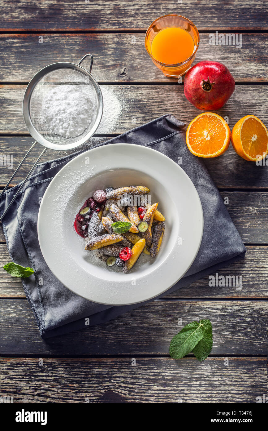 Kartoffelklöße sulance Gnocci mit gefrästen Mohn Pulver und Marmelade Zucker. Traditionelle slowakische tschechische und österreichische süße Speisen Stockfoto