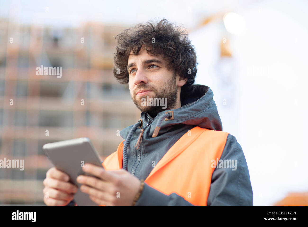 Mann mit digitalen Tablet auf der Straße Stockfoto