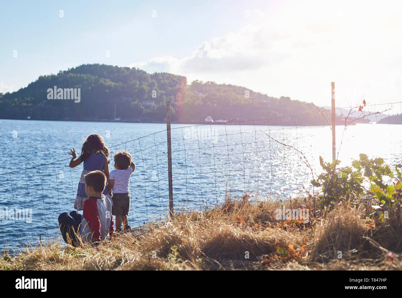 Kinder, die sich auf See Stockfoto