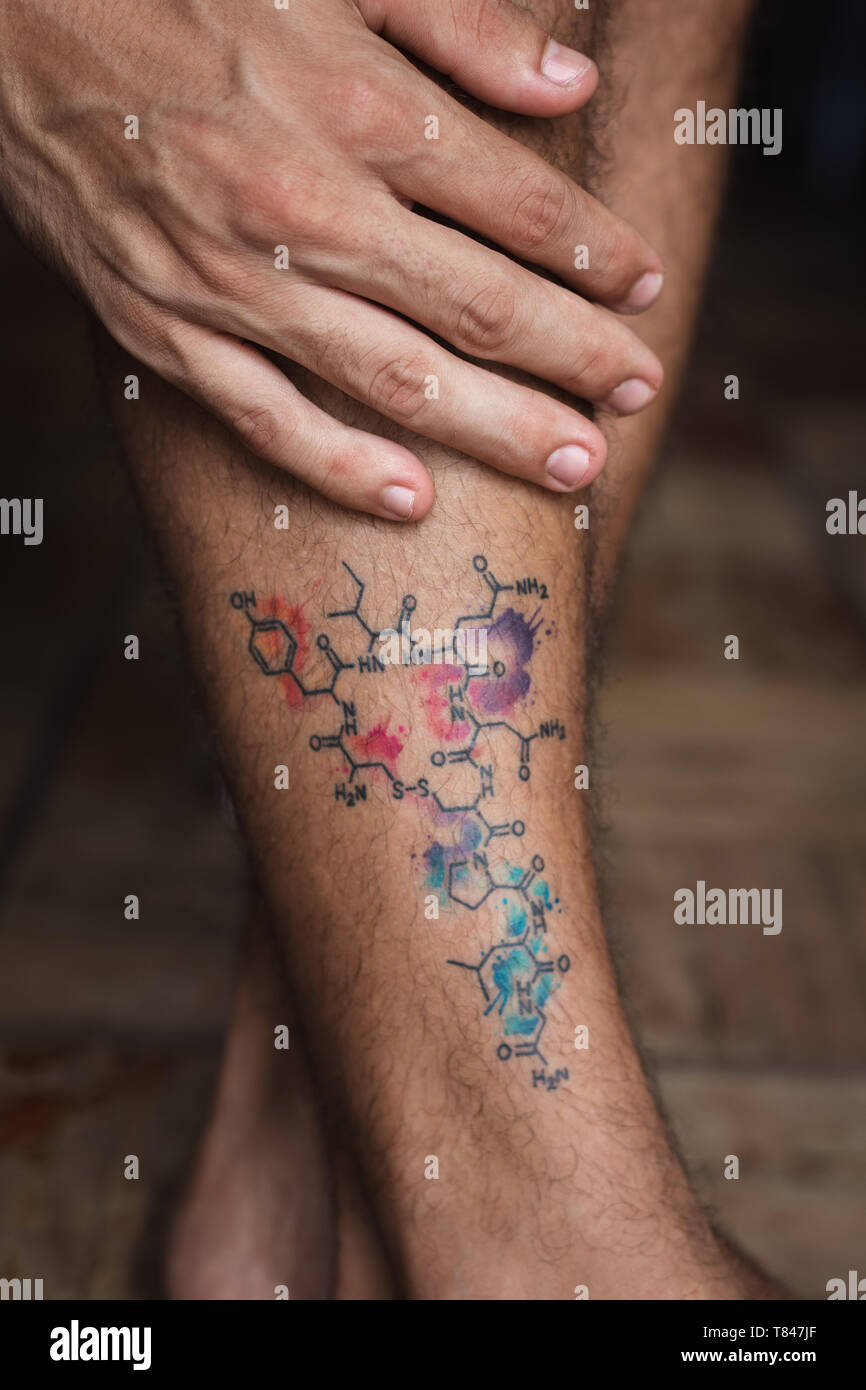 Tattoo von Molekül Oxytocin auf Shin von Mann Stockfoto