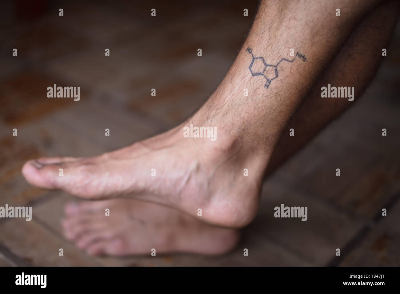 Tattoo von Molekül Serotonin auf Shin von Mann Stockfoto