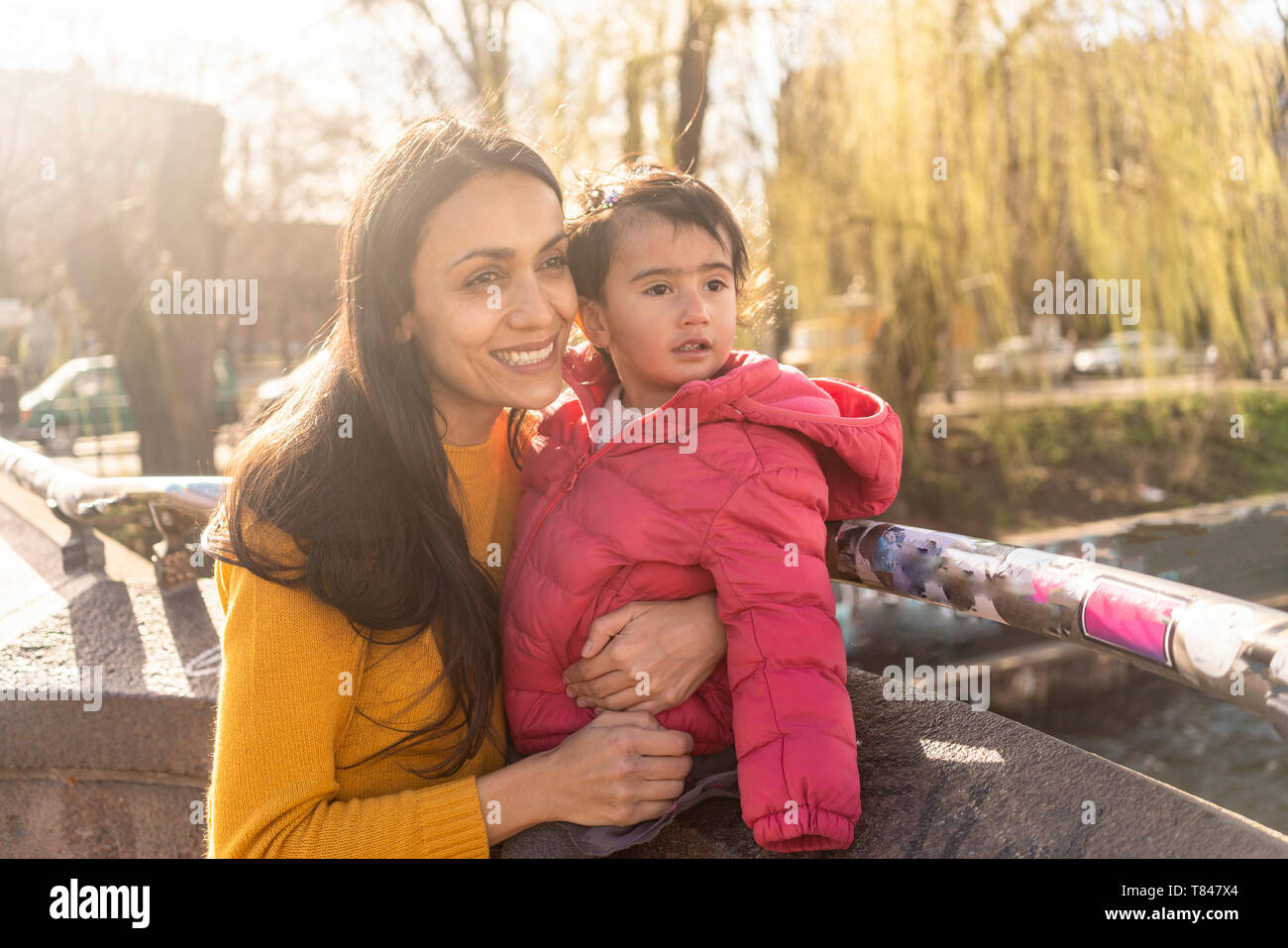 Mutter und Tochter im park Stockfoto