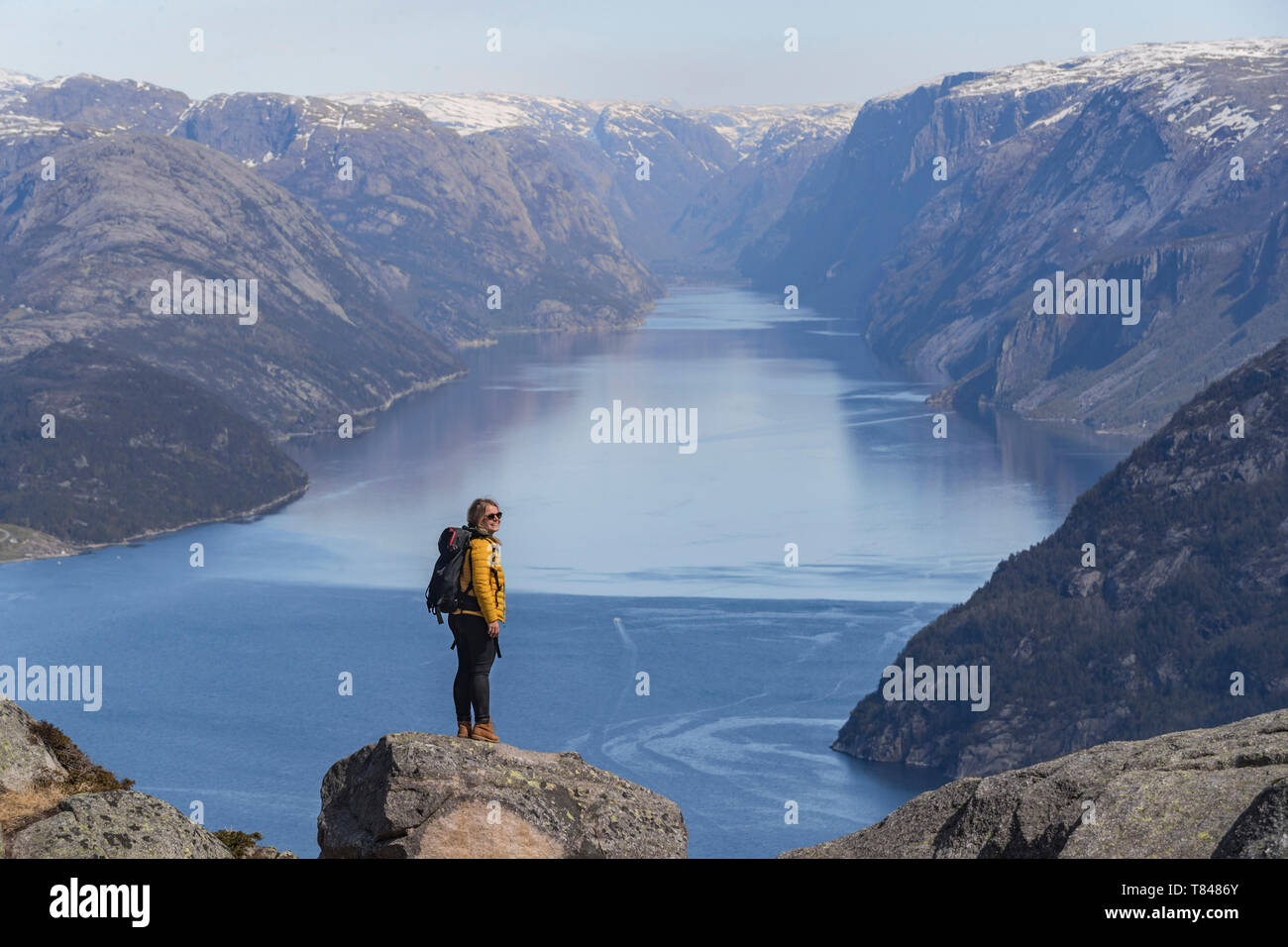 Wanderer genießen Blick auf den Klippen, Preikestolen, Lysefjord, Norwegen, Stavanger Stockfoto