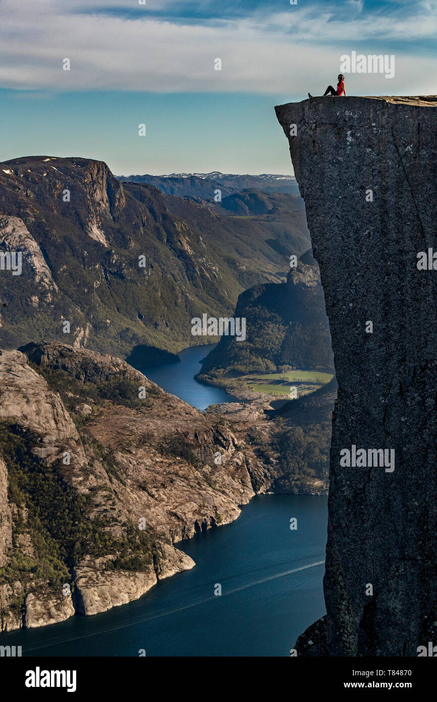 Wanderer genießen Blick auf den Klippen, Preikestolen, Lysefjord, Norwegen, Stavanger Stockfoto