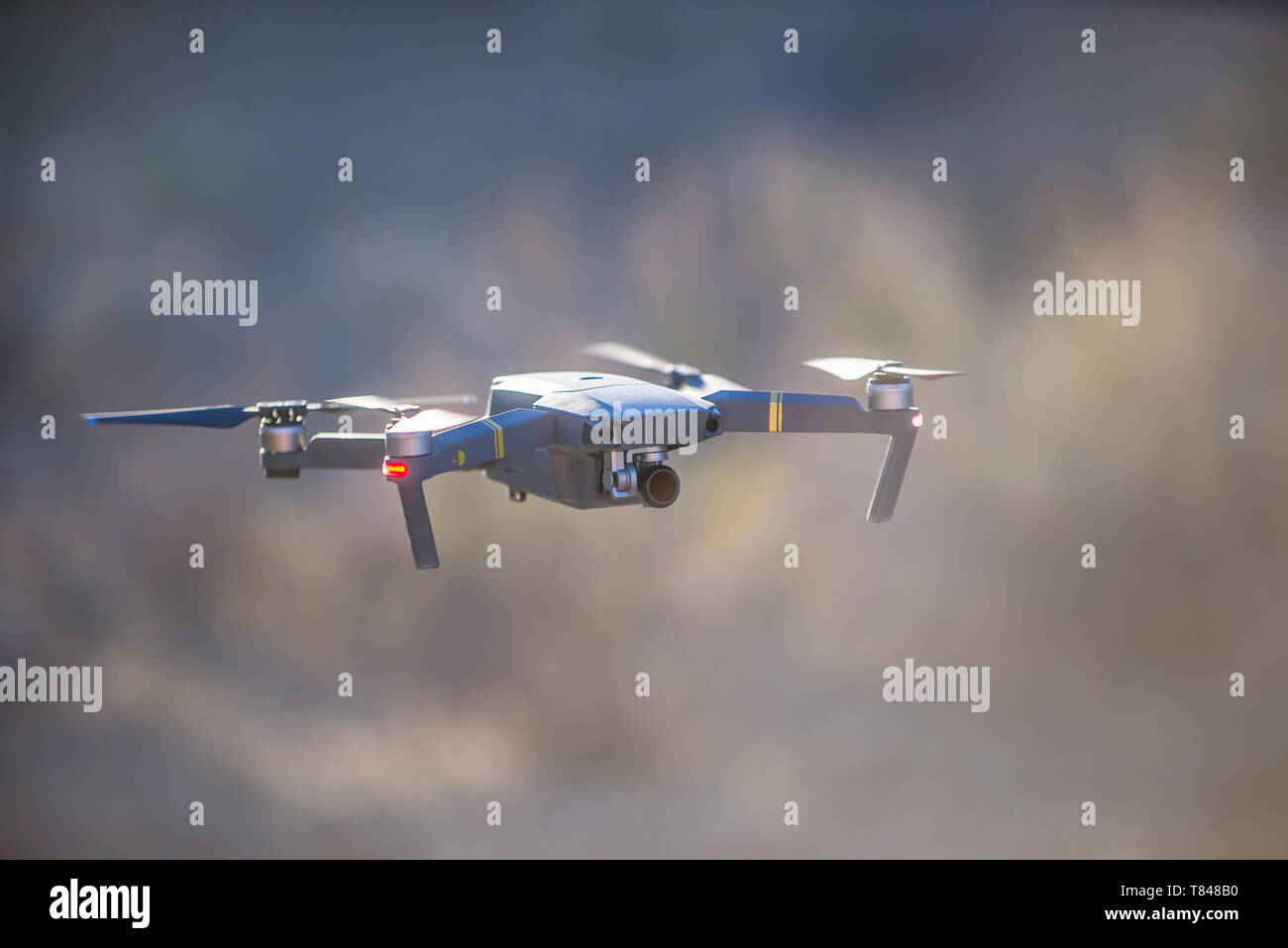 Drone (Unmanned Aerial Vehicle) fliegen Mitte der Luft, flachen Fokus Stockfoto