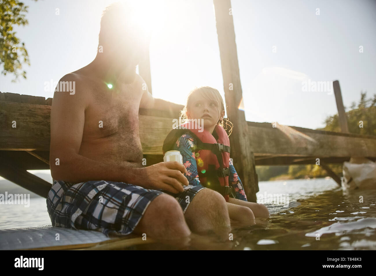 Vater und Tochter Entspannen am See Stockfoto