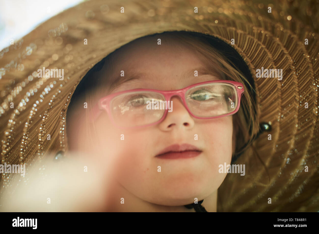 Mädchen tragen Sonnenhut Stockfoto