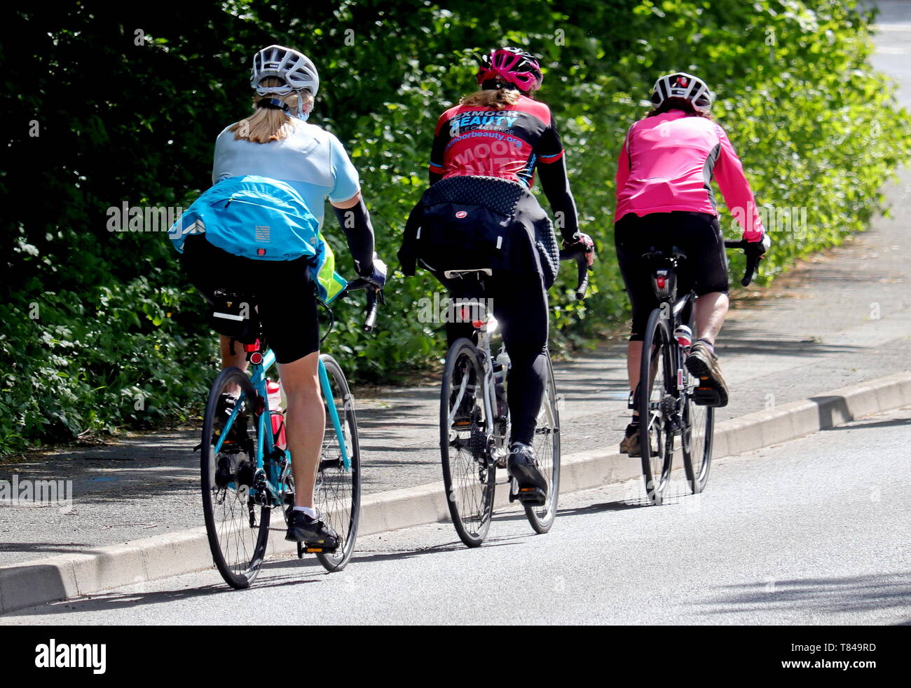 Radfahrer Trio auf Devon Island Road, South Hams, Ivybridge, SW England Stockfoto