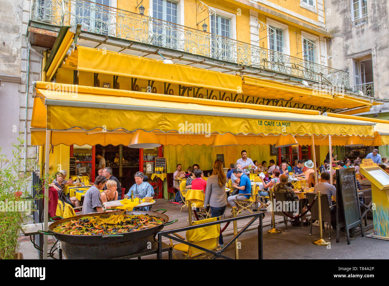 Arles, Provence, Bouches-du-Rhône, Frankreich - Jun 03 2017: Café Van Gogh an der Place du Forum in Arles Menschen genießen Sie ein Mittagessen im Le Café La Nuit Stockfoto