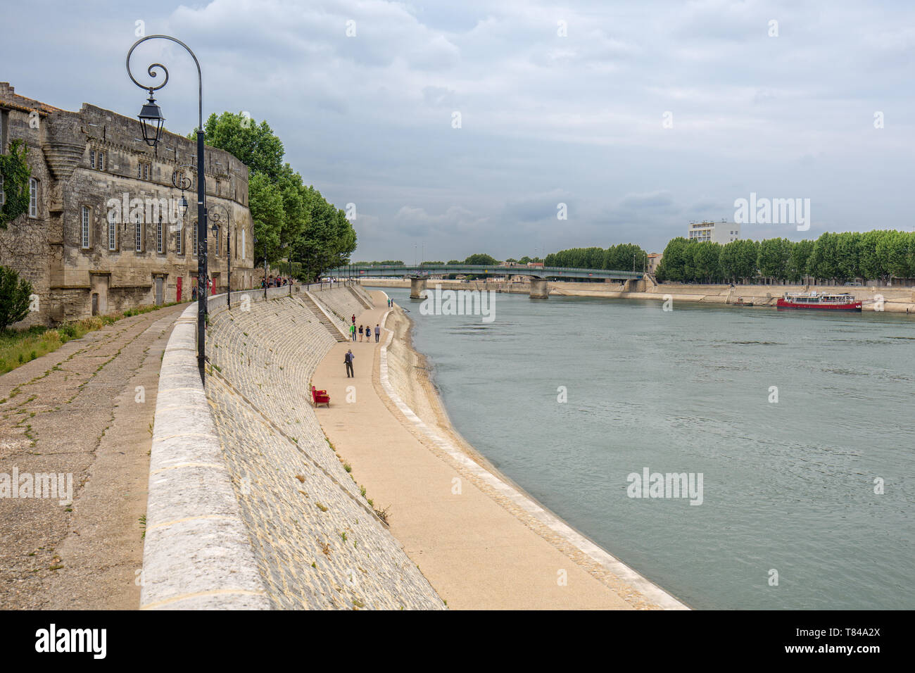 Arles, Provence, Frankreich - Jun 03 2017: hilfsgerät Wandern entlang den Ufern der Rhone. Rückansicht Blickrichtung des Musee Reattu mit Blick auf die Rhone und der Uferpromenade Stockfoto