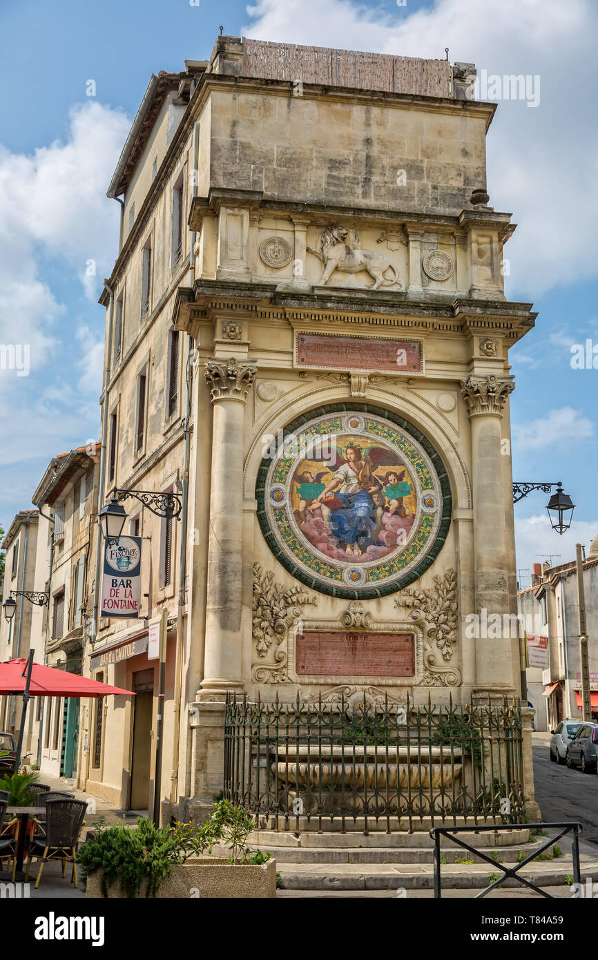 Arles, Provence, Frankreich - Jun 03 2017: Schönes Haus Fassade in der Altstadt von Arles, mit der Skulptur von Lion, Mosaik Bild und einem Brunnen Stockfoto