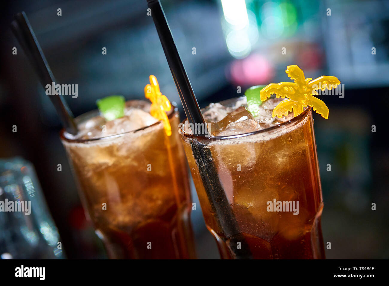 Kalten Cocktail auf einem dunklen verschwommenen Hintergrund mit Bokeh. Stockfoto
