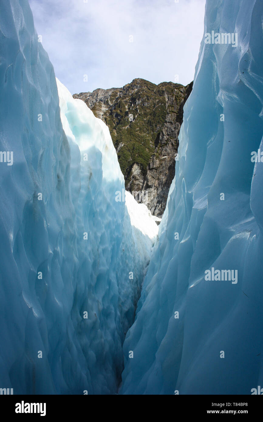 Crystal Blue Ice auf der Franz Josef Gletscher, West Coast, Neuseeland Stockfoto