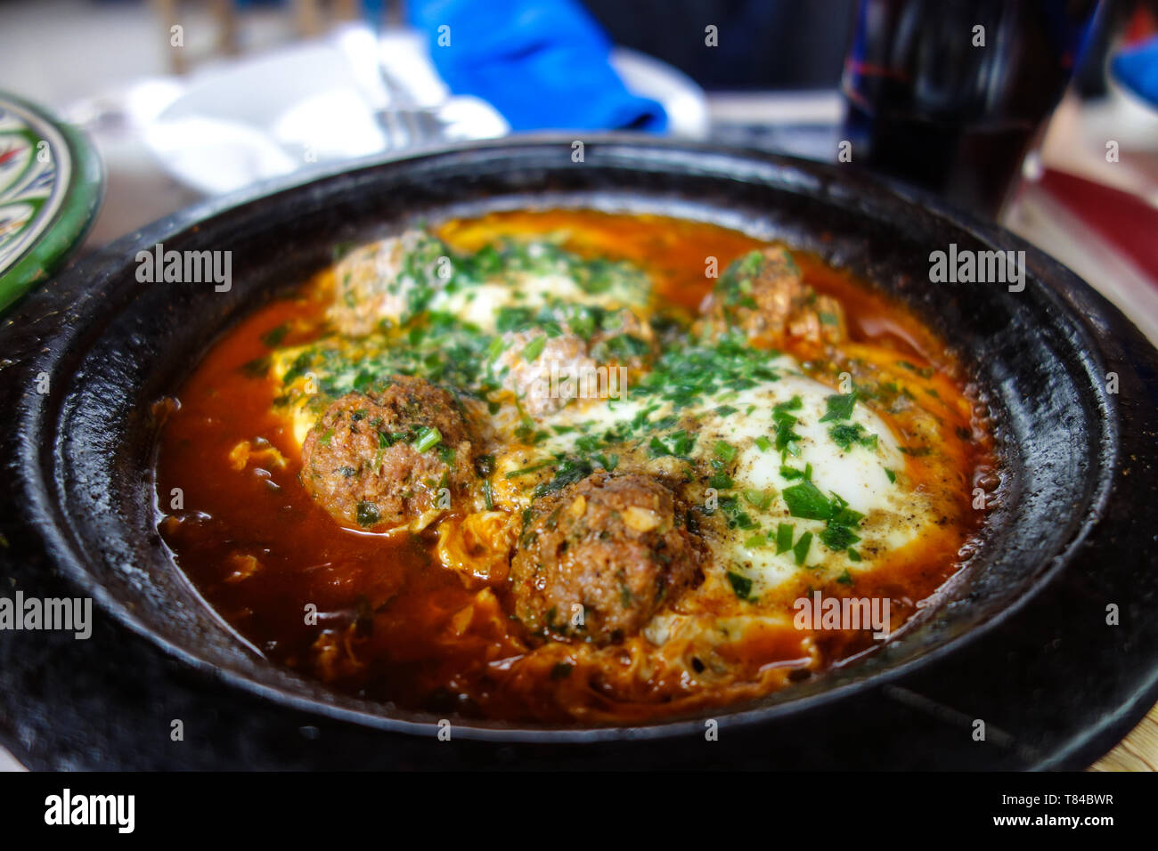 Kefta kofta Tajine, Tagine, marokkanische Küche, Lamm, Frikadellen mit Eier in einem Restaurant in Marrakesch, Marokko serviert. Stockfoto