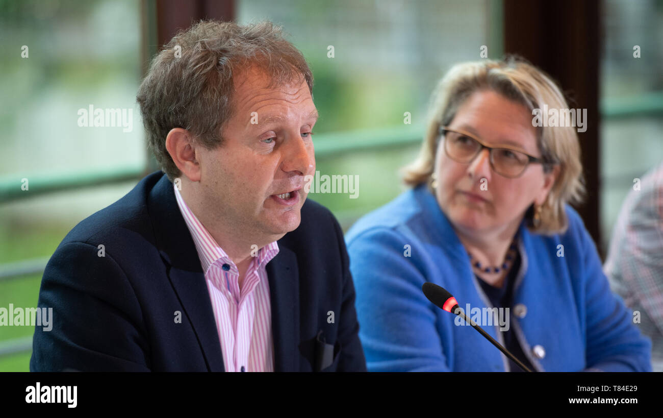 Hamburg, Deutschland. 10. Mai, 2019. Svenja Schulze (SPD), Bundesumweltminister, und Jens Kerstan (Bündnis 90/Die Grünen), Umwelt Senator Hamburg, wird auf einer Pressekonferenz sprechen nach der Konferenz der Umweltminister und -senatoren. Credit: Daniel Reinhardt/dpa/Alamy leben Nachrichten Stockfoto