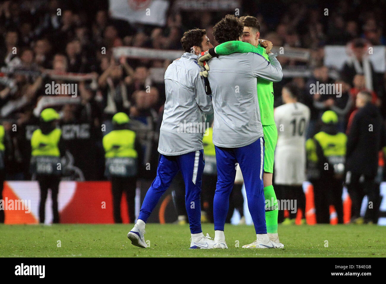 London, Großbritannien. 9. Mai 2019. Kepa Arrizabalaga, der torwart von Chelsea (R) feiert mit Mitgliedern des Chelsea Trainerstab nach dem Elfmeterschießen aus. UEFA Europa League, Halbfinale, 2. Bein übereinstimmen, Chelsea v Eintracht Frankfurt an der Stamford Bridge in London am Donnerstag, 9. Mai 2019. Dieses Bild dürfen nur für redaktionelle Zwecke verwendet werden. Nur die redaktionelle Nutzung, eine Lizenz für die gewerbliche Nutzung erforderlich. Keine Verwendung in Wetten, Spiele oder einer einzelnen Verein/Liga/player Publikationen. pic von Steffan Bowen Credit: Andrew Orchard sport Fotografie/Alamy leben Nachrichten Stockfoto