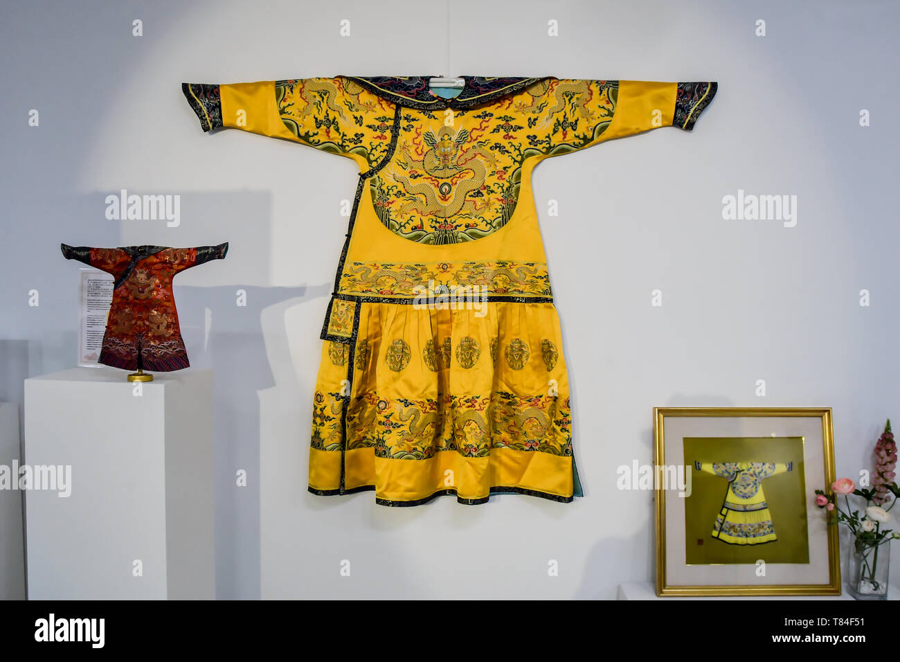 London, Großbritannien. 10. Mai 2019. Mini Imperial Robe von Gu Wenxia Studio Ausstellung an Amazing China: eine multidisziplinäre Ausstellung chinesischer Kunst und Handwerk Host durch Nationale Internationale kulturelle Handel (Shanghai) am 10. Mai 2019, am Krankenhaus Club 24 Endell Street, London, UK. Bild Capital/Alamy leben Nachrichten Stockfoto