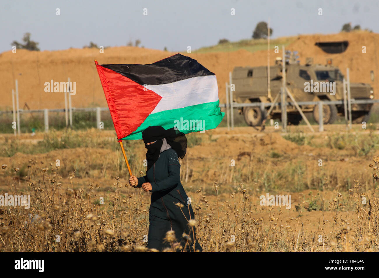 Gaza, Palästina. 10. Mai 2019. Palästinensische Demonstranten Konfrontation mit israelischen Soldaten in der Nähe von Abu Safiya im nördlichen Gazastreifen während dieser Freitag große Marsch von Rallyes. Nach Gaza Gesundheit Ministerium, Palästinensische Abdullah Abd Al-Aal, 24, wurde von israelischen Feuer an diesem Freitag Grenze Proteste auf dem östlich von Rafah, im südlichen Gazastreifen. Palästinensischen geschleudert auf israelische Truppen gesteinigt, während die israelische Armee Tränengas in Gaza, Leben und Gummigeschosse gegen die Demonstranten eingesetzt. Credit: ZUMA Press, Inc./Alamy leben Nachrichten Stockfoto