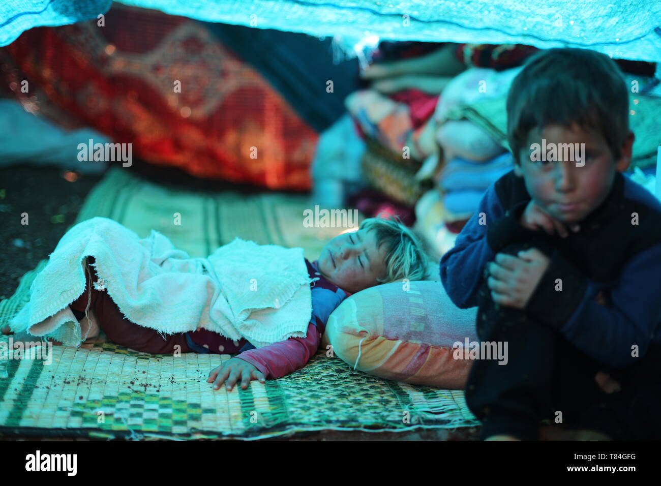 Atme, Syrien. 10. Mai, 2019. Syrische Kinder abgebildet an einem Lager für Binnenvertriebene im Dorf Atme. Dutzende von dicplaced Familien des Dorfes Atme an der Grenze zur Türkei ankam, nachdem die militärische Eskalation im Norden Syriens und des syrischen Regime die Kontrolle über mehrere Dörfer im Hinterland der Provinz von Hama. Credit: Anas Alkharboutli/dpa/Alamy leben Nachrichten Stockfoto