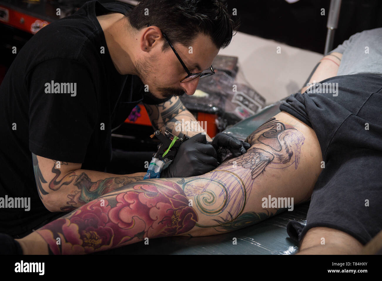 Athen Griechenland 10 Mai 19 Ein Tattoo Artist Gesehen Arbeiten An Einen Kunden Wahrend Der Internationalen