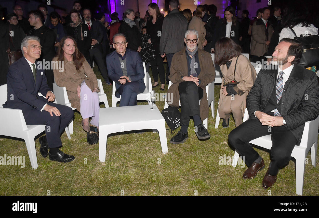 Venedig, Italien. 10. Mai, 2019. Carl-Philipp Baron Hohenbühel (L - r) die Schauspielerin Natalia Wörner, Außenminister, Heiko Maas, der Direktor der Bundeskunsthalle Rein Wolfs, Kurator der Sammlung des Kunstmuseums Luzern, Alexandra Blättler und dem deutschen Botschafter Viktor Elbling Warten auf der Maurice Louca Band bei der Eröffnung des Deutschen Pavillons im Garten des Palazzo del Granpriorale Sovrano Militare Oridne di Malta. Die internationale Kunstausstellung beginnt am 11.05.2019 und endet am 24.11.2019. Credit: Felix Hörhager/dpa/Alamy leben Nachrichten Stockfoto