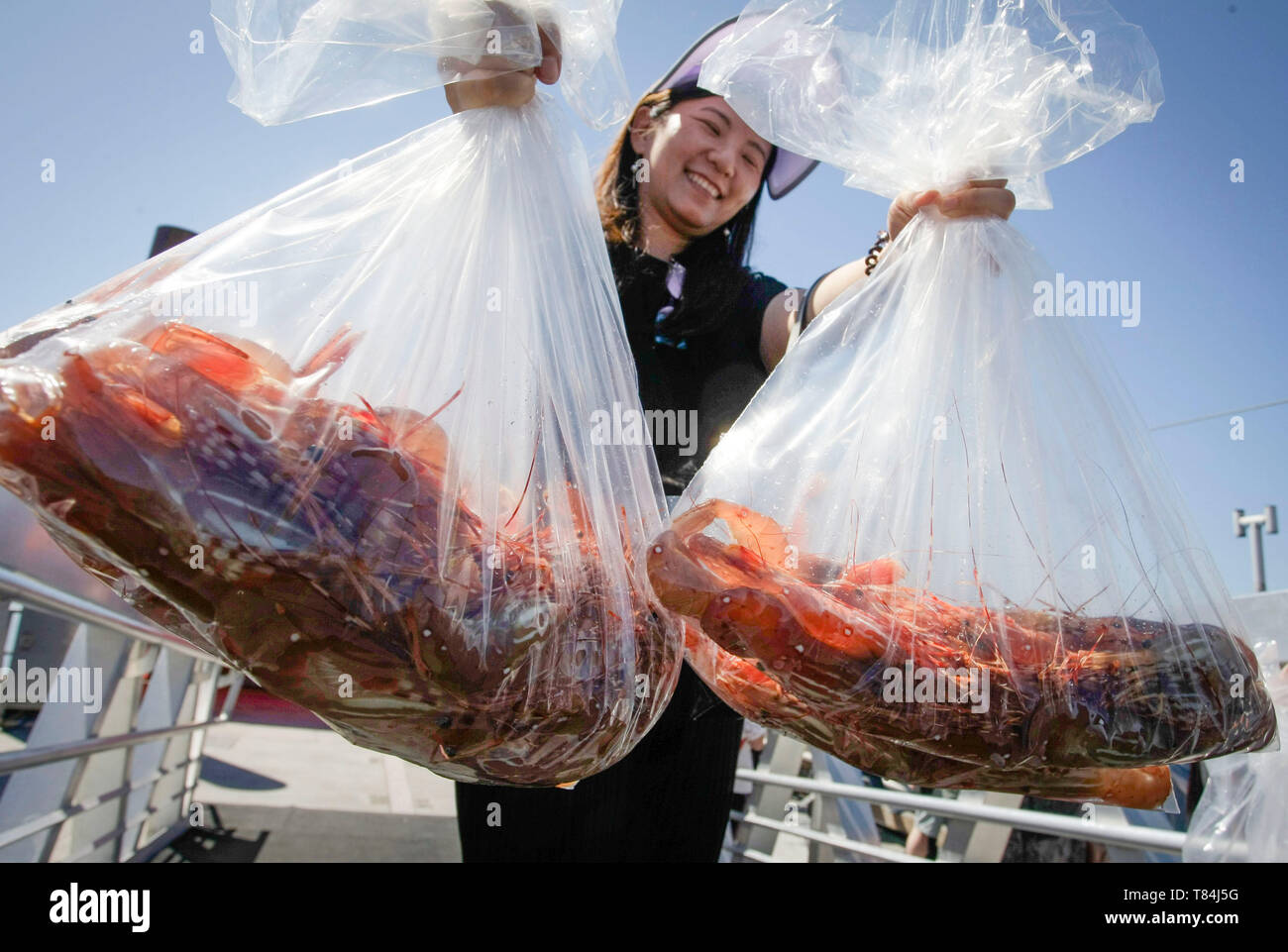 Richmond, Kanada. 10. Mai, 2019. Eine Frau zeigt, die Sie an Ort und Stelle Garnelen Steveston Fisherman's Wharf in Richmond, Kanada, 10. Mai 2019 gekauft. Hunderte von Menschen ausgerichtet werden, um an der Fisherman's Wharf zum ersten Fang von British Columbia spot Garnelen am Freitag. British Columbia spot prawn Saison beginnt in der Regel im Mai und dauert etwa sechs bis acht Wochen. Credit: Liang Sen/Xinhua/Alamy leben Nachrichten Stockfoto