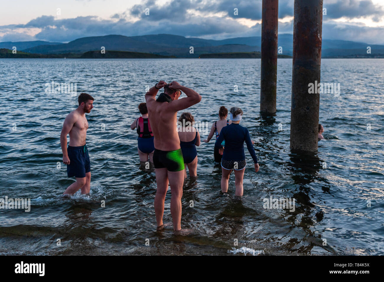 Bantry, West Cork, Irland. 11. Mai, 2019. Als Alternative zu den jährlichen Finsternis in Licht wandeln, das hebt Geld für Pieta House, der Selbstmord der Liebe, eine Gruppe von Bantry Freunde gingen Schwimmen statt. Ab 05:30 Heute morgen, um 25 Personen ging für ein erfrischendes Bad in den kalten Gewässern der Bantry Bay vor dem Hintergrund der aufgehenden Sonne. Credit: Andy Gibson/Alamy Leben Nachrichten. Stockfoto