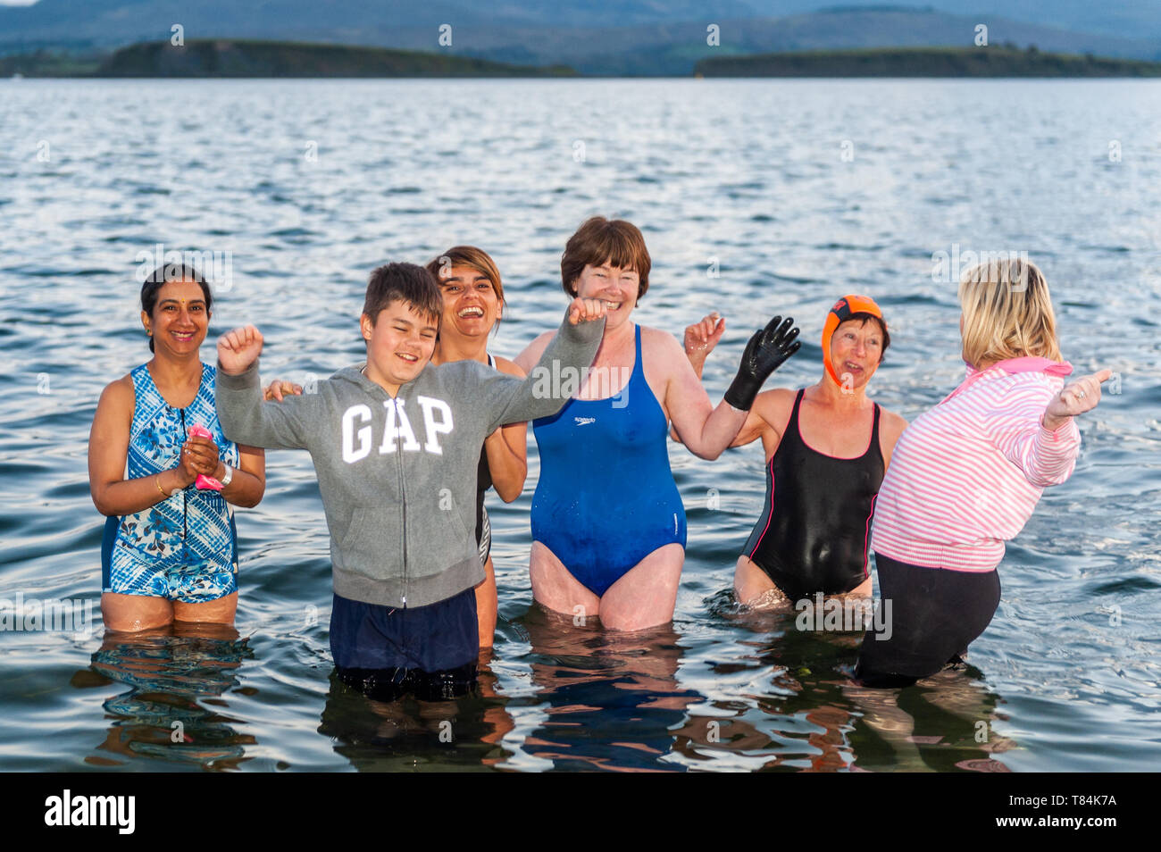 Bantry, West Cork, Irland. 11. Mai, 2019. Als Alternative zu den jährlichen Finsternis in Licht wandeln, das hebt Geld für Pieta House, der Selbstmord der Liebe, eine Gruppe von Bantry Freunde gingen Schwimmen statt. Ab 05:30 Heute morgen, um 25 Personen ging für ein erfrischendes Bad in den kalten Gewässern der Bantry Bay vor dem Hintergrund der aufgehenden Sonne. Credit: Andy Gibson/Alamy Leben Nachrichten. Stockfoto