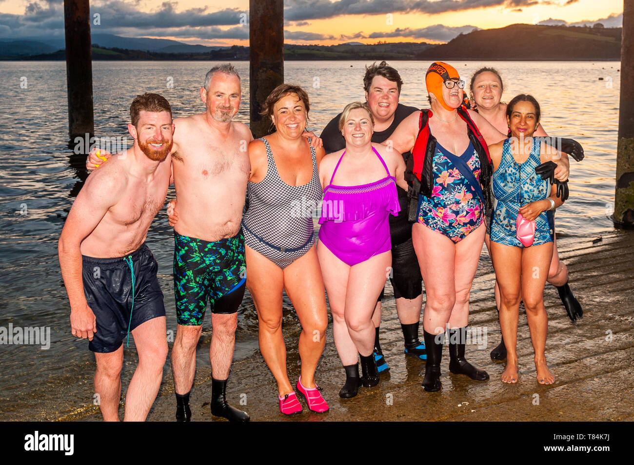 Bantry, West Cork, Irland. 11. Mai, 2019. Als Alternative zu den jährlichen Finsternis in Licht wandeln, das hebt Geld für Pieta House, der Selbstmord der Liebe, eine Gruppe von Bantry Freunde gingen Schwimmen statt. Ab 05:30 Heute morgen, um 25 Personen ging für ein erfrischendes Bad in den kalten Gewässern der Bantry Bay vor dem Hintergrund der aufgehenden Sonne. Credit: Andy Gibson/Alamy Leben Nachrichten. Stockfoto