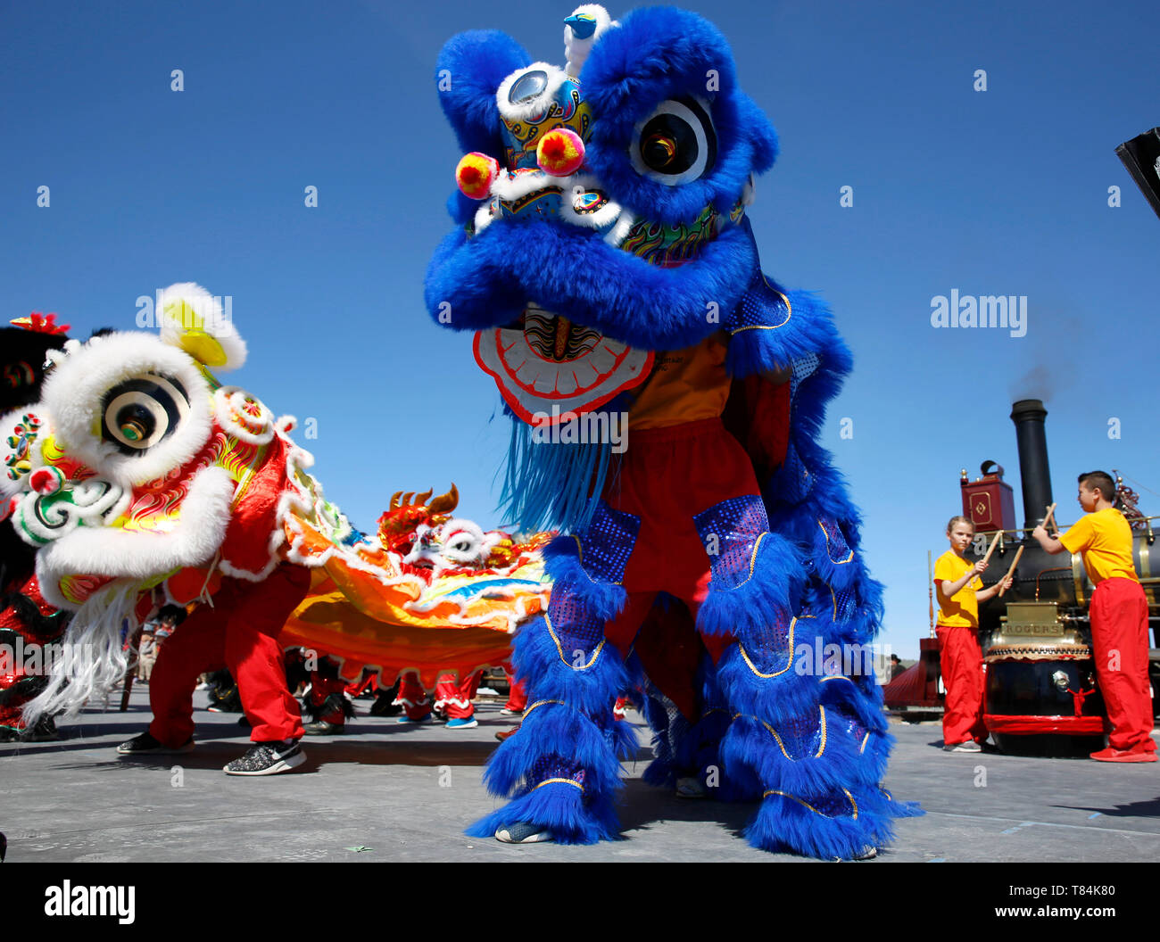 (190511) - SALT LAKE CITY, 11. Mai 2019 (Xinhua) - Künstler chinesischen Löwentanzes während der Feier zum 150. Jahrestag der Fertigstellung der ersten US-amerikanischen transkontinentalen Eisenbahn, zu dem Tausende chinesische Eisenbahnarbeiter haben grossen Beitrag geleistet, im Golden Spike National Historical Park am Vorgebirge Gipfel, einen Bereich, in dem die hohe Masse etwa 100 km nordwestlich von Salt Lake City, USA, 10. Mai 2019. Die erste transkontinentale Eisenbahn, die auch als Pacific Railroad bekannt, war ein 3.000-km-plus kontinuierliche Eisenbahnlinie der östlichen US-Schienennetz verbindet Stockfoto