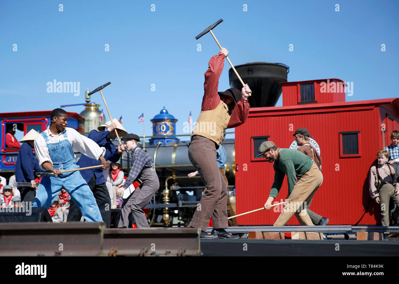 (190511) - SALT LAKE CITY, 11. Mai 2019 (Xinhua) - Darsteller spielen die Rollen der Eisenbahnarbeiter während einer historischen Re-enactment der 150. Jahrestag der Fertigstellung der ersten US-amerikanischen transkontinentalen Eisenbahn zu feiern, zu denen Tausende chinesische Eisenbahnarbeiter haben grossen Beitrag geleistet, im Golden Spike National Historical Park am Vorgebirge Gipfel, einen Bereich, in dem die hohe Masse etwa 100 km nordwestlich von Salt Lake City, USA, 10. Mai 2019. Die erste transkontinentale Eisenbahn, die auch als Pacific Railroad bekannt, war ein 3.000-km-plus kontinuierliche Eisenbahnlinie verknüpfen Stockfoto