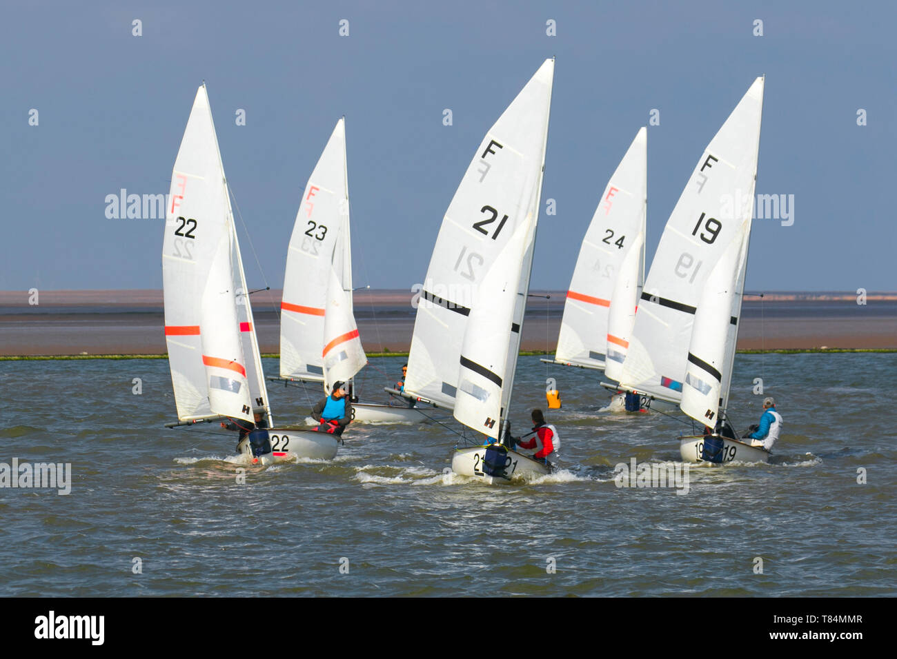Yacht Racing in West Kirby, Liverpool, Großbritannien. Mai 2019. British Open Team Racing Championships Trophy Sailing's Premier League „The Wilson Trophy“ 200. Die maximale Anzahl an Rennteams wurde auf 36 erhöht. Die Veranstaltung 2019 umfasst 5 amerikanische Teams, 2 irische Mannschaften, 1 australisches Boot und ihr Debüt Team Austria. 27 britische Teams runden das Feld ab, darunter der Titelverteidiger, die West Kirby Hawks. Die Gewinner sind auch West Exempt, Royal Forth Hoosiers und Birdham Bandits. Stockfoto