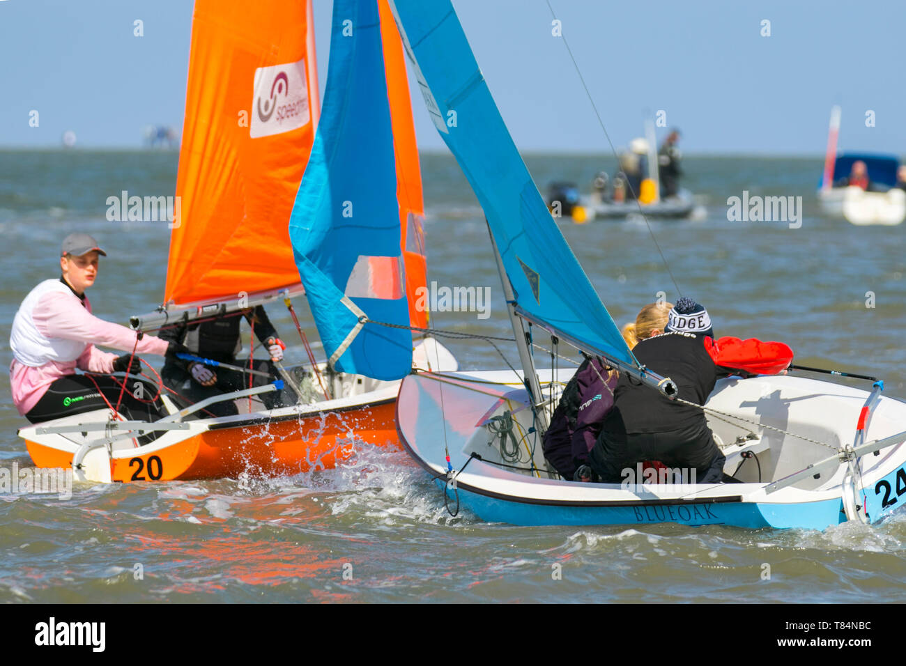 Yacht Racing in West Kirby, Liverpool, Großbritannien. Mai 2019. British Open Team Racing Championships Trophy Sailing's Premier League „The Wilson Trophy“ 200. Die maximale Anzahl an Rennteams wurde auf 36 erhöht. Die Veranstaltung 2019 umfasst 5 amerikanische Teams, 2 irische Mannschaften, 1 australisches Boot und ihr Debüt Team Austria. 27 britische Teams runden das Feld ab, darunter der Titelverteidiger, die West Kirby Hawks. Die Gewinner sind auch West Exempt, Royal Forth Hoosiers und Birdham Bandits. Stockfoto