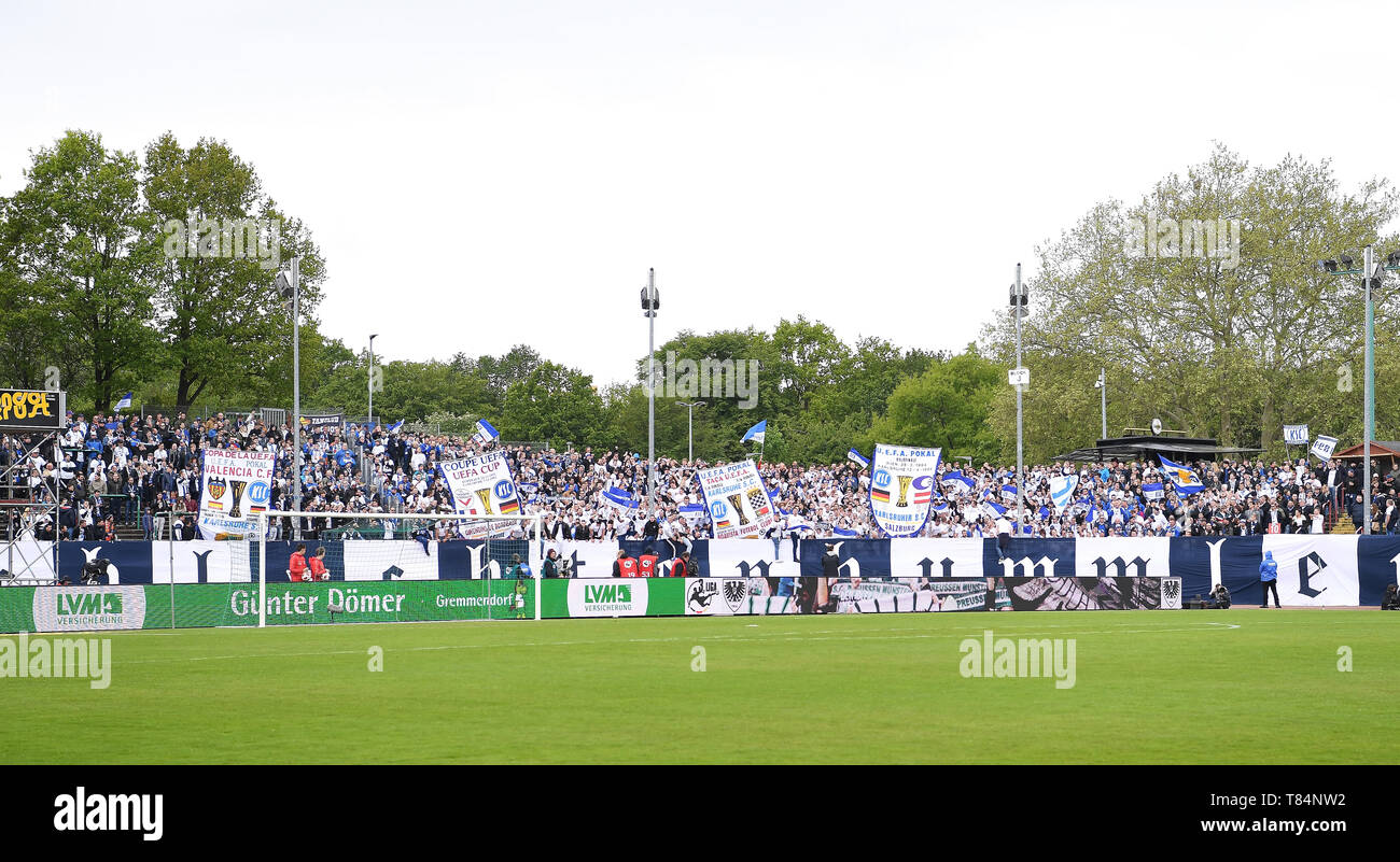 Münster, Deutschland. 11. Mai, 2019. KSC-Fans in Münster. GES/Fußball/3. Liga: Preussen Muenster - Karlsruher SC, 11.05.2019 Fußball: 3. Liga: Preussen Muenster vs Karlsruher SC, Muenster, Mai 11, 2019 | Verwendung der weltweiten Kredit: dpa/Alamy leben Nachrichten Stockfoto
