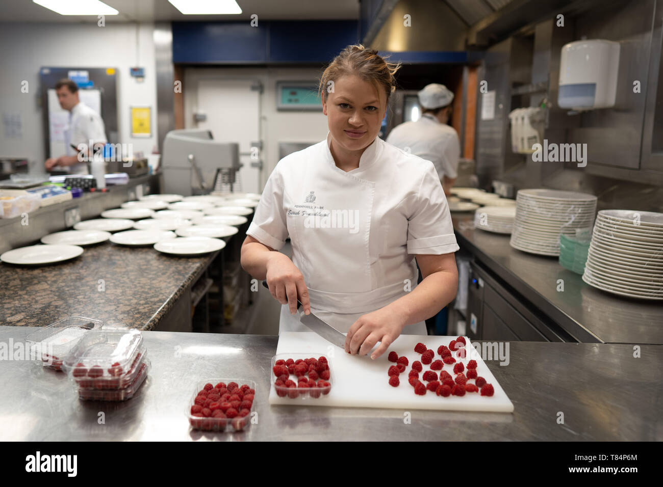 April 26, 2019 - Bagshot, Surrey, Großbritannien - Sarah Frankland gesehen schneiden Himbeeren in ihrer Konditorei Küche auf die Pennyhill Park Hotel, in dem Sie ist der Kopf, der Konditor während der Show.. Sarah ist derzeit ein Kandidat in der Großen Britischen Backen aus. (Bild: © lexie Harrison-Cripps/SOPA Bilder über ZUMA Draht) Stockfoto