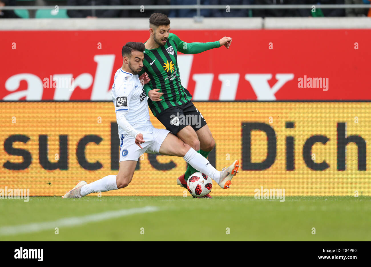 11. Mai 2019, Nordrhein-Westfalen, Münster: Fußball: 3. Liga 37. Spieltag, Preußen Münster - Karlsruher SC in der Preußischen Stadion. Die Münsteraner Moritz Heinrich (r) im Kampf um den Ball mit Burak Camoglu (l) aus Karlsruhe. Foto: Friso Gentsch/dpa Stockfoto