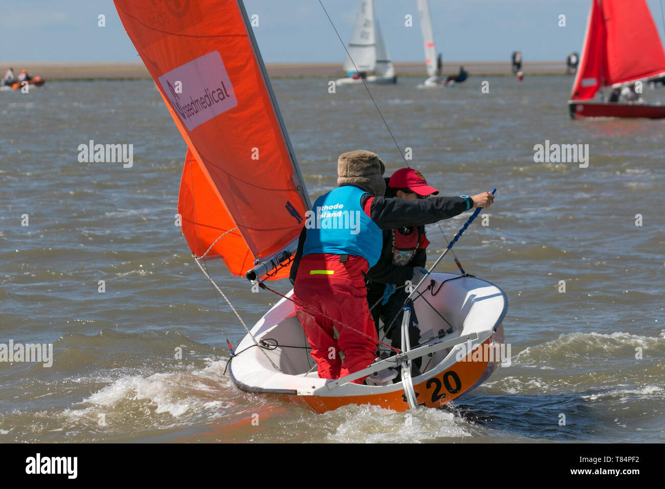 Yacht Racing in West Kirby, Liverpool, Großbritannien. Mai 2019. British Open Team Racing Championships Trophy Sailing's Premier League „The Wilson Trophy“ 200. Die maximale Anzahl an Rennteams wurde auf 36 erhöht. Die Veranstaltung 2019 umfasst 5 amerikanische Teams, 2 irische Mannschaften, 1 australisches Boot und ihr Debüt Team Austria. 27 britische Teams runden das Feld ab, darunter der Titelverteidiger, die West Kirby Hawks. Die Gewinner sind auch West Exempt, Royal Forth Hoosiers und Birdham Bandits. Stockfoto