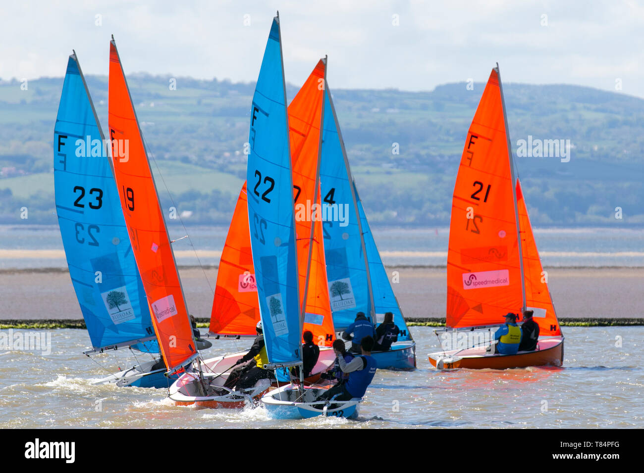 Yacht Racing in West Kirby, Liverpool, Großbritannien. Mai 2019. British Open Team Racing Championships Trophy Sailing's Premier League „The Wilson Trophy“ 200. Die maximale Anzahl an Rennteams wurde auf 36 erhöht. Die Veranstaltung 2019 umfasst 5 amerikanische Teams, 2 irische Mannschaften, 1 australisches Boot und ihr Debüt Team Austria. 27 britische Teams runden das Feld ab, darunter der Titelverteidiger, die West Kirby Hawks. Die Gewinner sind auch West Exempt, Royal Forth Hoosiers und Birdham Bandits. Stockfoto