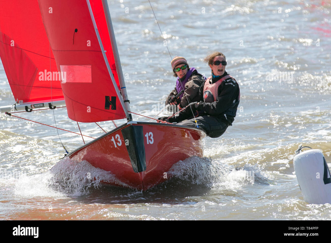 Boaat 13 British Open Team Racing Championships's Trophy Segeln Premier League "Die Wilson Trophy' 200. Die maximale Anzahl der Mannschaften auf 36 erhöht. Die 2019 Veranstaltung 5 amerikanische Teams, 2 Irland, 1 Australier, und ihre Premiere Team Österreich. Abgerundet wird das Feld 27 britischen Mannschaften, einschließlich titelverteidiger, die West Kirby Hawks. Aktuelle Gewinner auch zurückgeben, West befreit, Royal Forth Hoosiers und Birdham Banditen. Credit: MediaWorldImages/Alamy leben Nachrichten Stockfoto